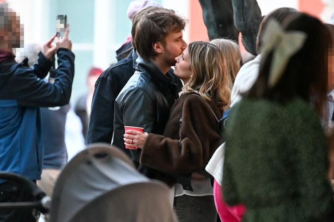 Maciej Musiał całował ukochaną na balkonie