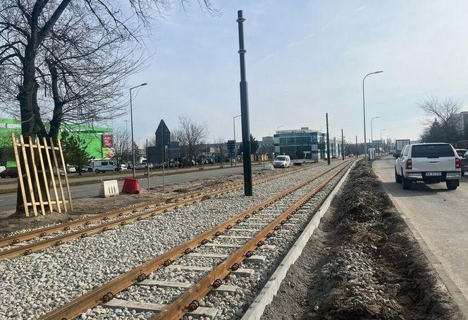 Torowisko na ul. Toruńskiej w Bydgoszczy niby zrobione, ale tramwaje jeszcze długo tamtędy nie pojadą 