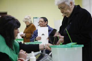 Wybory w Gruzji. Opozycja nie akceptuje wyniku i zrzeka się mandatów 