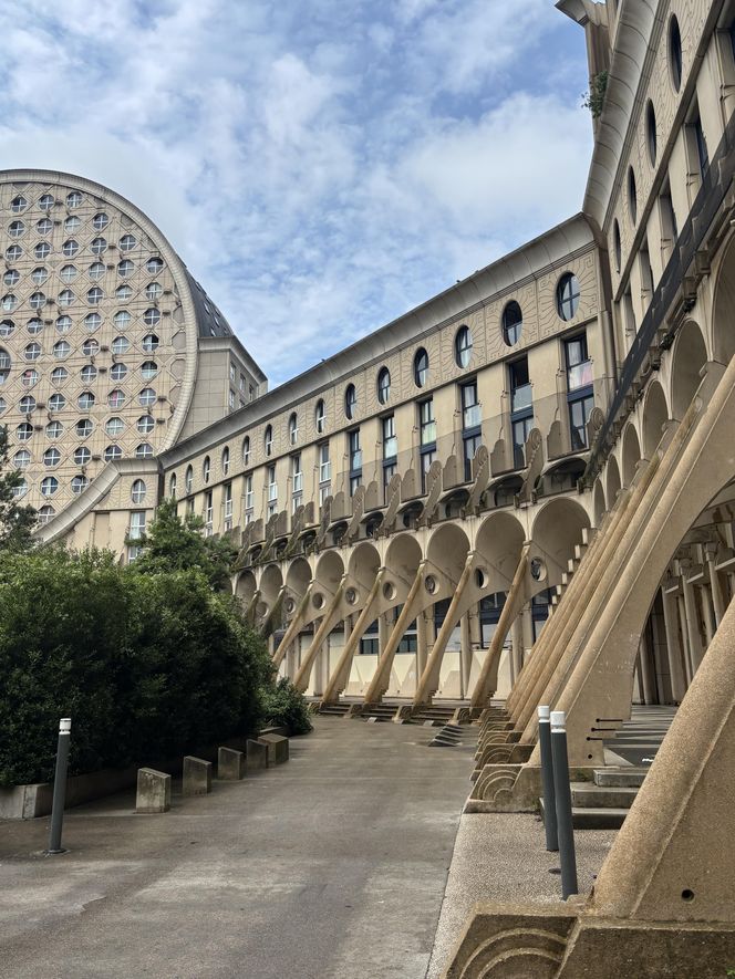 Picasso's Arenas. Budynek mieszkalny położony w Noisy-le-Grand pod Paryżem