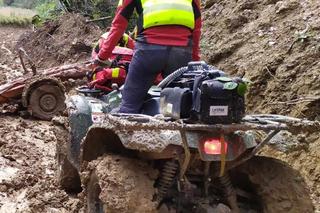  Ratownicy z GOPR Bieszczady, żeby pomóc choremu musieli przedrzeć się przez błoto