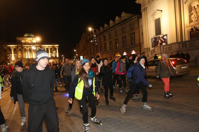 Nightskating. Warszawiacy przejechali stolicę na rolkach [Zdjęcia]