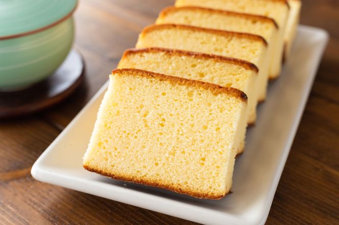 Castella nie przypomina zwykłego biszkoptu. Jest tak puszysta i wilgotna, że trudno skończyć na jednym kawałku