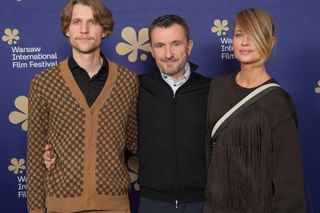 Aneta Kręglicka pokazała syna. Wybrał ciekawy strój na premierę filmu ojca. W co on się ubrał?