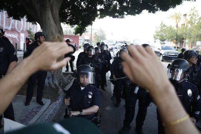Protesty w Los Angeles coraz silniejsze. Emocje podsycają fałszywe zdjęcia i teorie spiskowe