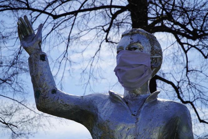 Pomniki na Śląsku z maskami ochronnymi. Zakrywanie twarzy obowiązkowe 