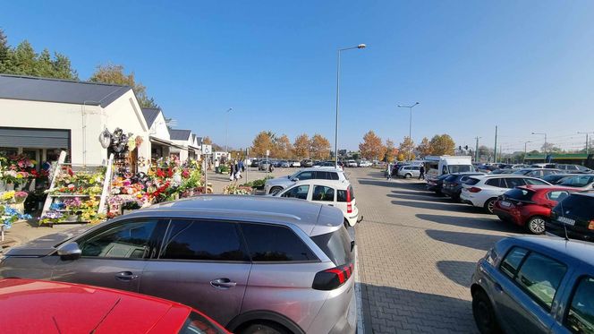 Korki i pełne parkingi. Tak wygląda sobota przed cmentarzem na Junikowie