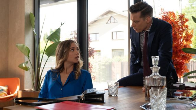 Na Wspólnej odc. 4062. Darek Żbik (Michał Mikołajczak), prawniczka Kalina (Katarzyna Gałązka)