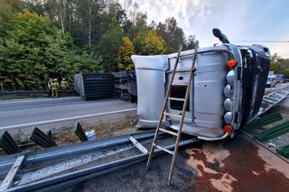 Spowodował wypadek na Obwodnicy Trójmiasta. Ciężarówka przewróciła się na drogę. Teraz usłyszał zarzuty 