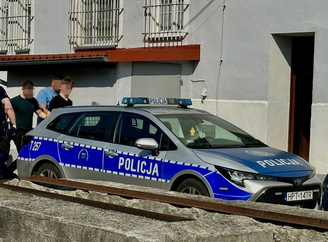 Dramat w parku w Pasłęku. Dwóch nastolatków ugodzonych noże