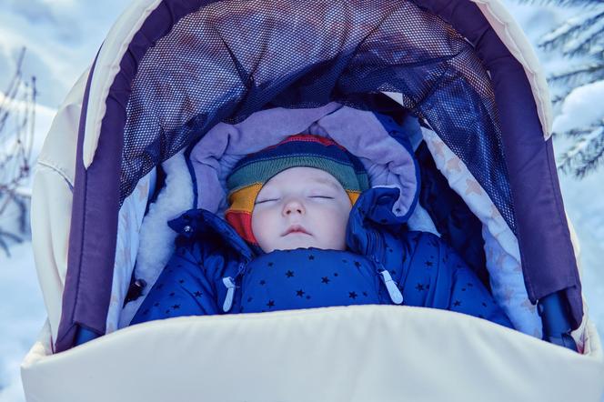 7-miesięczne dziecko zmarło z wychłodzenia. Matka wystawiła wózek na balkon