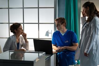 Na dobre i na złe odc. 874: Olena Kosenko (Tetiana Malkova), Michał Wilczewski (Mateusz Janicki), Hania Sikorka (Marta Żmuda Trzebiatowska)