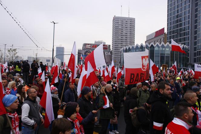 Marsz Niepodległości 2023 w Warszawie. Mamy ZDJĘCIA ze stołecznych ulic! GALERIA część 1