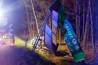 Wypadek na DK1 w Kobiórze. Samochód staranował tablicę informacyjną