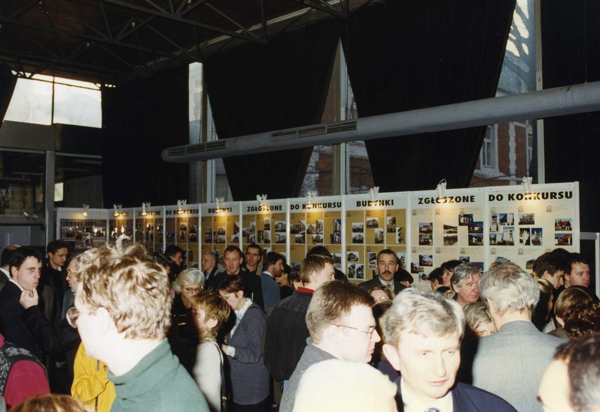 ŻYCIE W ARCHITEKTURZE, goście oglądający wystawę pokonkursową