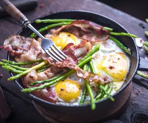 Szparagi, jajka i szynka. Przepis na pyszne keto śniadanie, które dodaje energii