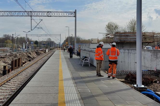 Pełną parą idą prace przy budowie centrum przesiadkowego w Dąbrowie Górniczej-Gołonogu. Podróżni mogą już korzystać z nowego peronu