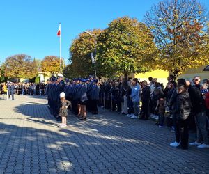 Uroczyste zakończenie szkolenia policyjnego w Katowicach. Ponad 200 nowych policjnatów