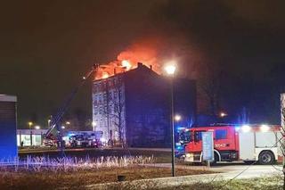 Gigantyczny pożar na Pradze! Płonie kamienica przy Stalowej. 4 osoby wyprowadzone przez strażaków