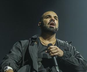 Drake dostał na scenie telefonem. Nagrano jego reakcję 