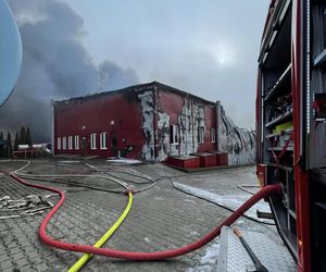 Potężny pożar pustoszy halę w woj. lubelskim