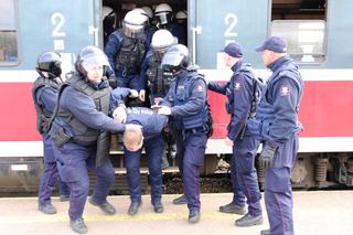 Policjanci z Oddziału Prewencji w Łodzi wspólnie z funkcjonariuszami Straży Ochrony Kolei mieli ćwiczenia na dworcu Kaliskim