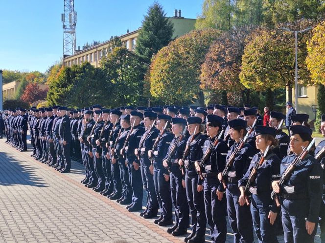 Uroczyste zakończenie szkolenia policyjnego w Katowicach. Ponad 200 nowych policjnatów