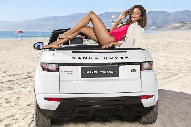 Dzieczyna Bonda Naomie Harris pozuje z Range Roverem Evoque kabrio 