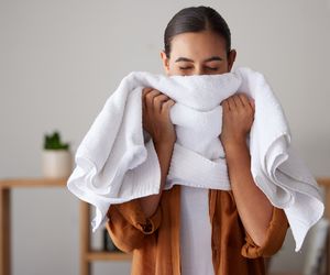 Odmierz 200 ml i wlej do prania ręczników. Pozbędziesz się z nich zapachu stęchlizny i przywrócisz puszystość. Pranie ręczników