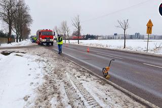 Huknął oplem w przepust wodny i ogrodzenie posesji. Pasażer nie żyje, kierowca w szpitalu