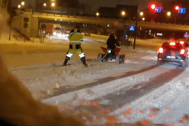 Quad ciągnie osobę na nartach - na trzypasmowej ulicy w Poznaniu!
