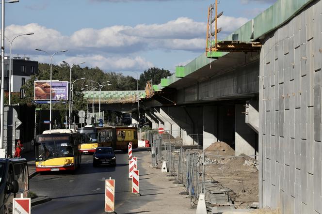 Estakada na Marsa i Żołnierskiej na ukończeniu. Drogowcy pracują w pocie czoła