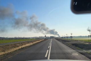 Firma z Przysieki Polskiej wydała oświadczenie po pożarze. Paliły się hałdy odpadów w jej zakładzie recyklingu