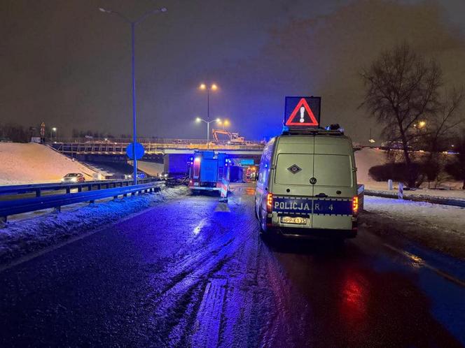 Ciężarówka przewróciła się na oblodzonej jezdni, druga przebiła barierki