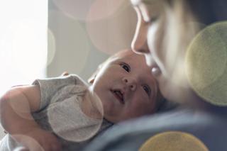 Co widzi, czuje i słyszy niemowlę, czyli jak zmysły noworodka postrzegają świat?