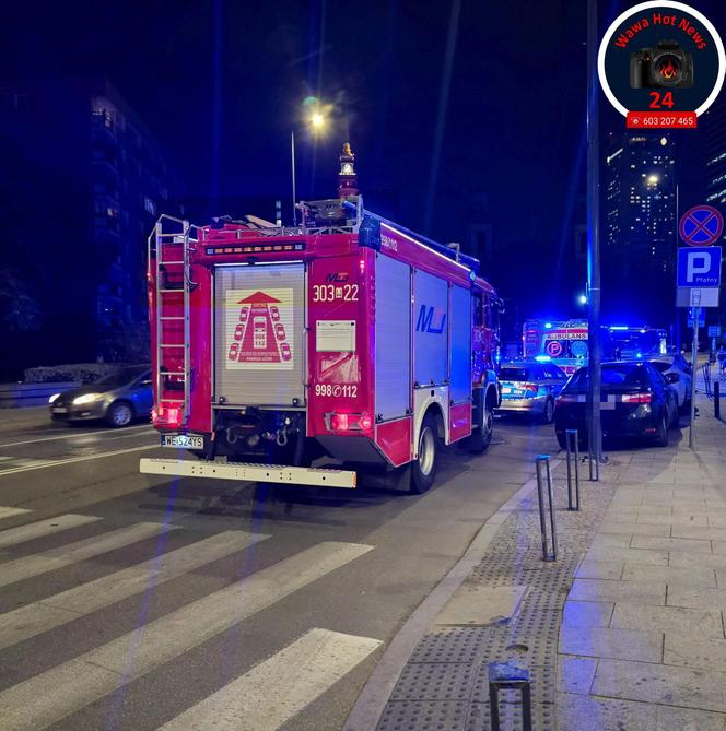  Warszawa: mężczyzna wszedł na billboard i groził że skoczy