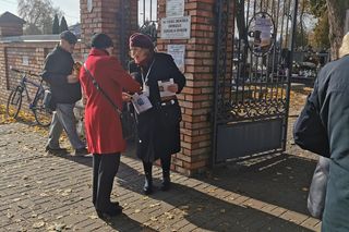 Tak przebiegała listopadowa kwesta na siedleckim cmentarzu w 2024 roku.