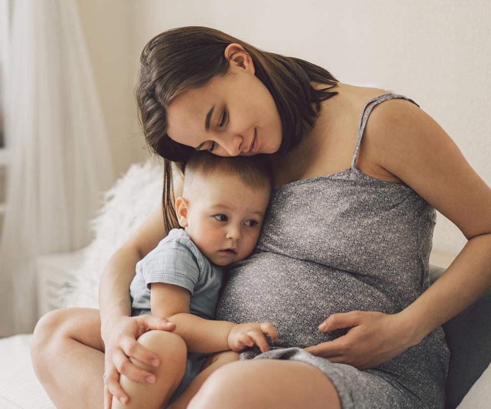 Mama w ciąży z dzieckiem