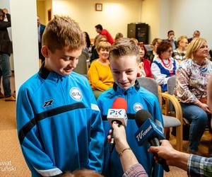 „Niech połączy nas hymn” - piękna, kolorowa premiera w siedzibie Starostwa Powiatowego