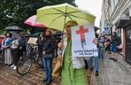 Tłum zwolenników aborcji protestował w centrum miasta. Manifestacja ruszyła pod kurię biskupią i siedzibę PiS