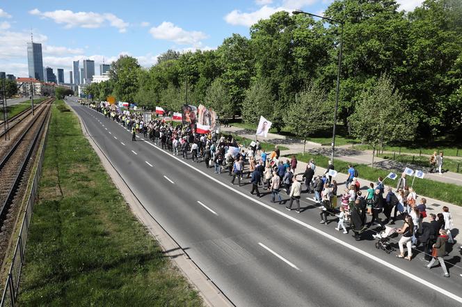 Wielki różaniec na ulicach Warszawy. Modlą się o ustanie „pandemii aborcji”