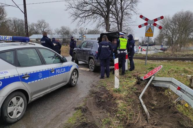 Kompletnie pijany zaklinował się na torach! O krok od straszliwej tragedii koło Koszalina