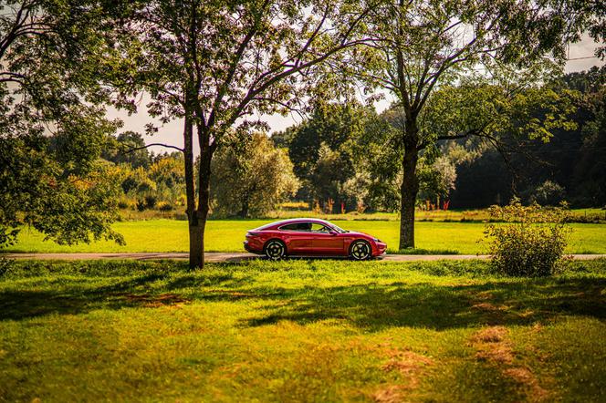 Wojciech Modest Amaro jeździ nowym Porsche Taycan