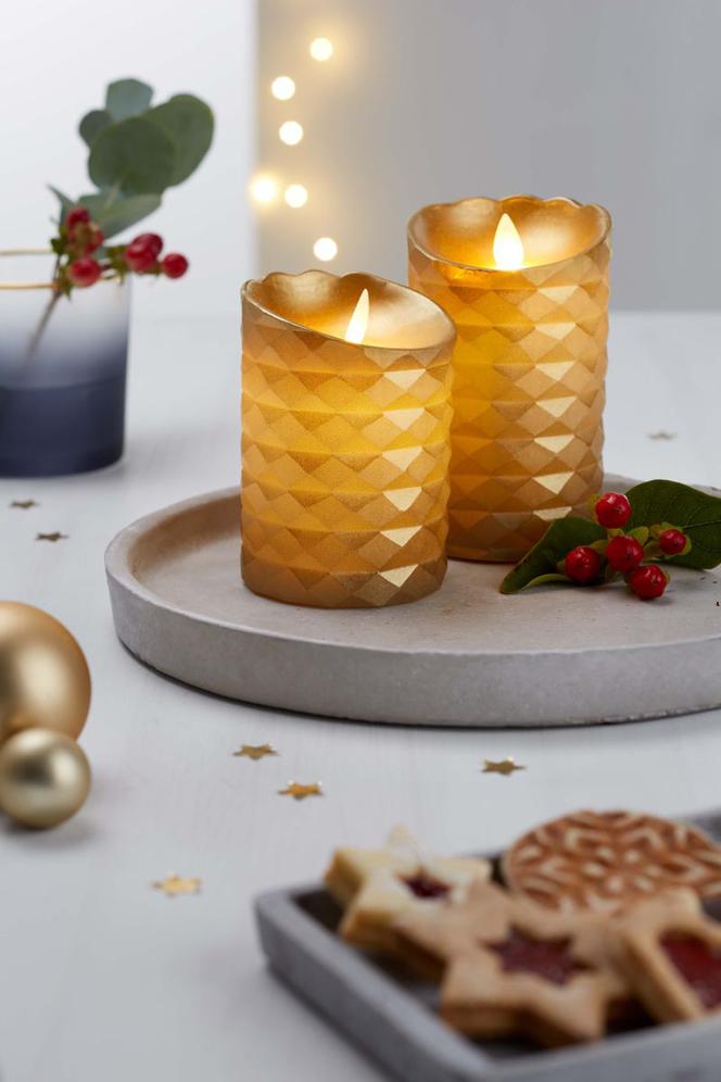 Kolory Bożego Narodzenia - złote ozdoby choinkowe i dekoracje świąteczne