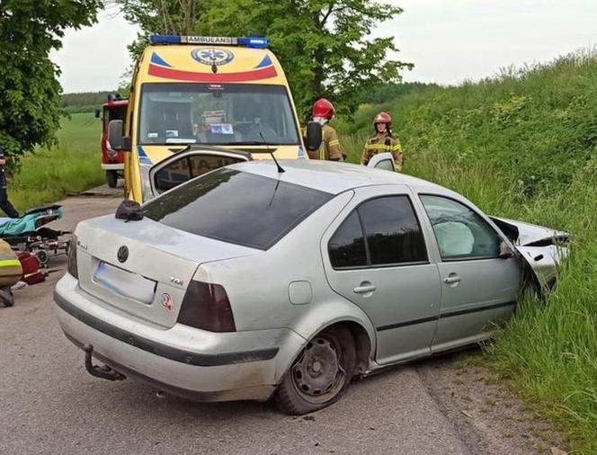 Volkswagen roztrzaskał się o drzewa pod Bartoszycami! 20-latek leżał w rowie, silnik - w zaroślach [ZDJĘCIA].