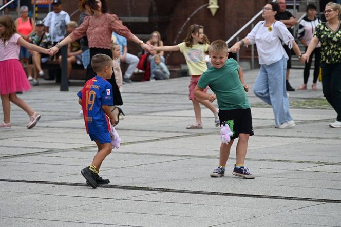 Ruda Śląska tańczy jak dawniej. Międzypokoleniowa potańcówka na rynku porwała tłumy