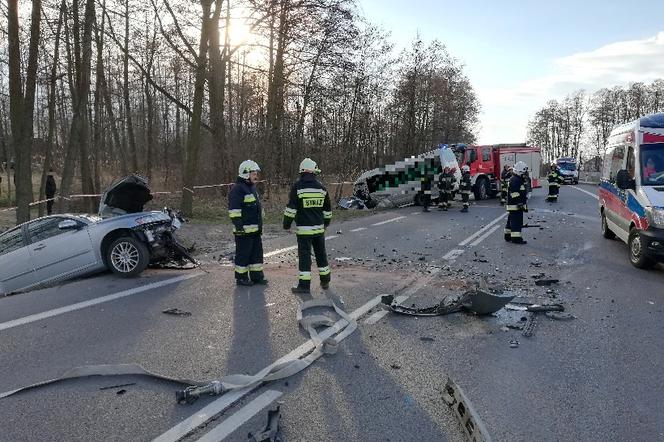 Wypadek na DK 9. Volvo zderzyło się z busem