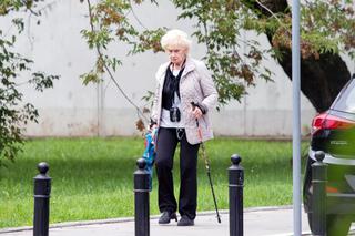 1 publ_Krystyna Loska ćwiczy z kijkami