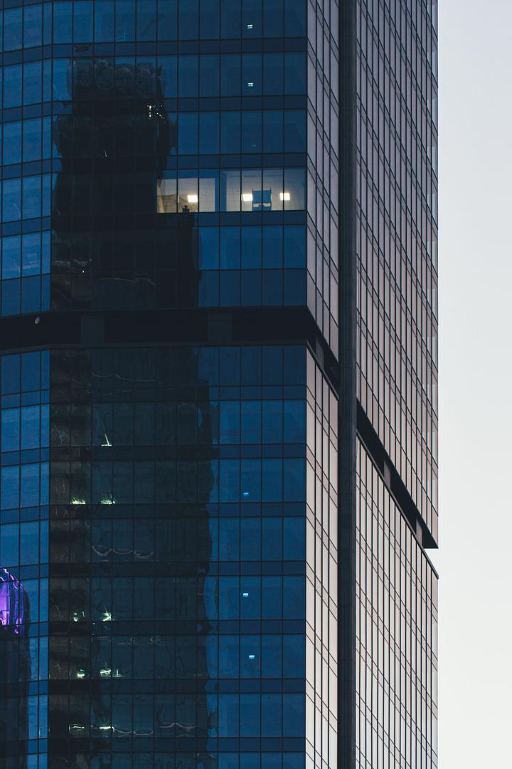 Skyliner w Warszawie: po wieżowcu oprowadza Michał Sadowski