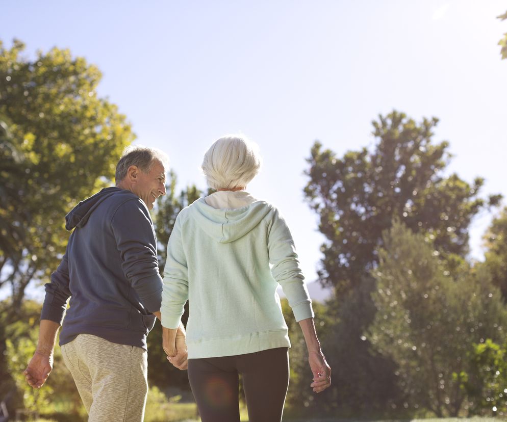 Spacerująca para seniorów 